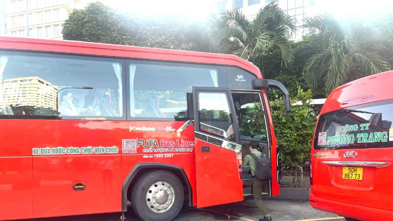 Xe đưa đón cán bộ đến Thành phố Hồ Chí Minh làm việc. (Ảnh: QUÝ HIỀN)