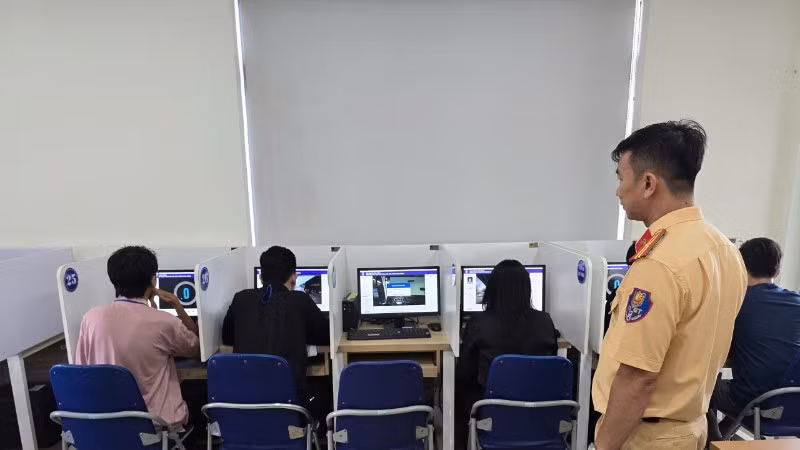 Học viên thuộc các đơn vị vận tải tham gia sát hạch bằng lái xe. (Ảnh: QUÝ HIỀN)