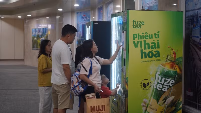 Hành khách đi metro rất khó khăn khi tìm các địa điểm có dịch vụ ăn uống, giải trí đi kèm. (Ảnh: THẾ ANH)