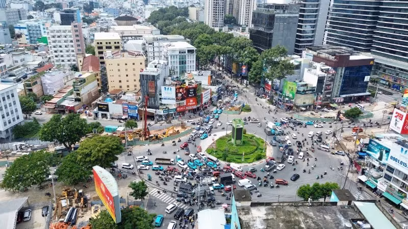 Thi công di dời hạ tầng kỹ thuật tuyến Metro số 2 Bến Thành-Tham Lương, đoạn qua công trường Dân Chủ. (Ảnh: QUÝ HIỀN)