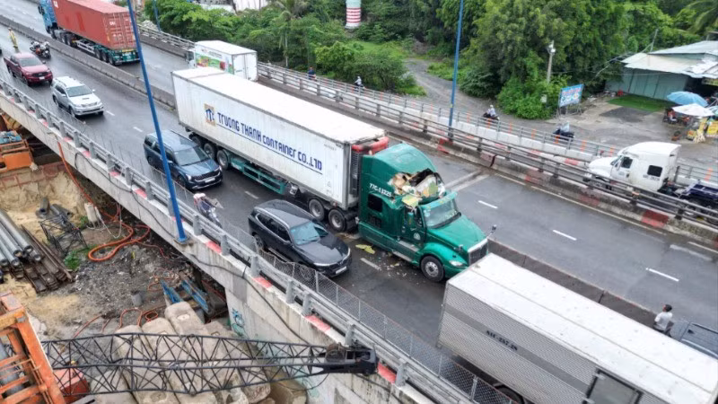 Sự cố sập cần cẩu công trình xây dựng nút giao thông Mỹ Thủy tại phường Cát Lái-Thạnh Mỹ Lợi, thành phố Thủ Đức. (Ảnh: THẾ ANH)