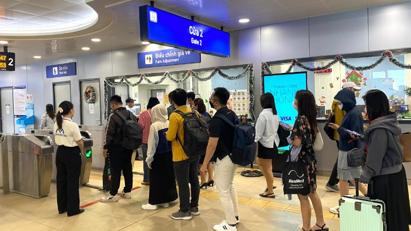 Hành khách chờ mua vé đi tuyến Metro số 1 Bến Thành-Suối Tiên. (Ảnh: VÕ LÊ)