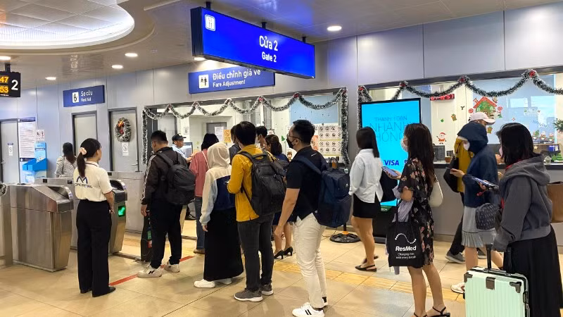 Hành khách chờ mua vé đi tuyến Metro số 1 Bến Thành-Suối Tiên. (Ảnh: VÕ LÊ)