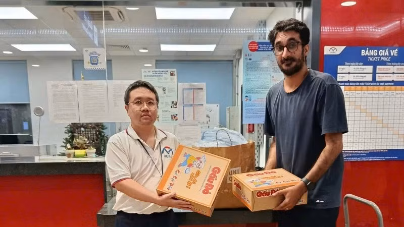 Người nước ngoài mang hàng cứu trợ người dân vùng lũ đến ga Metro kết hợp di chuyển bằng Metro. (Ảnh: VÕ LÊ)