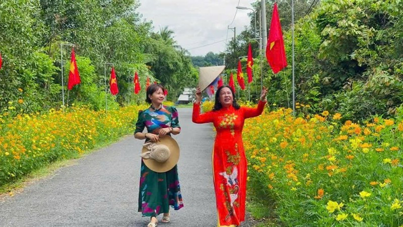 Những "đường hoa tự quản" mang lại sạch đẹp cho khu dân cư, lan tỏa thông điệp sống xanh-sạch-đẹp đến cộng đồng trên địa bàn xã Nhuận Đức (ảnh: QUÝ HIỀN)