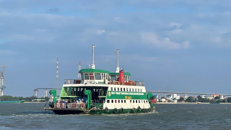 Tuyến phà Bình Khánh, phương tiện kết nối chủ yếu giữa nội đô Thành phố Hồ Chí Minh và khu vực biển Cần Giờ, chỉ có 5 chiếc phà hoạt động, do đó gây ùn ứ hành khách và giao thông. (Ảnh: QUÝ HIỀN)