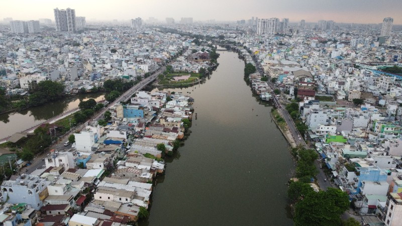 Thành phố Hồ Chí Minh ưu tiên nguồn vốn ngân sách để thực hiện dự án chỉnh trang, cải tạo bờ bắc kênh Đôi. (Ảnh: THẾ ANH)
