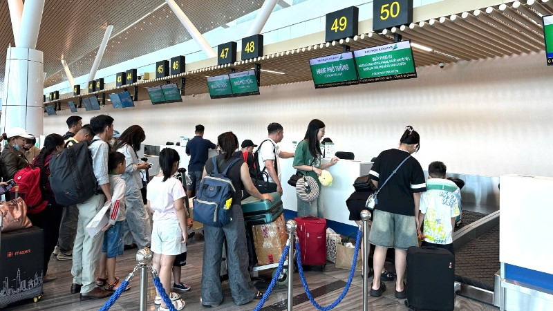 Hành khách làm thủ tục bay ở nhà ga T3 sân bay Tân Sơn Nhất. (Ảnh: VÕ LÊ)