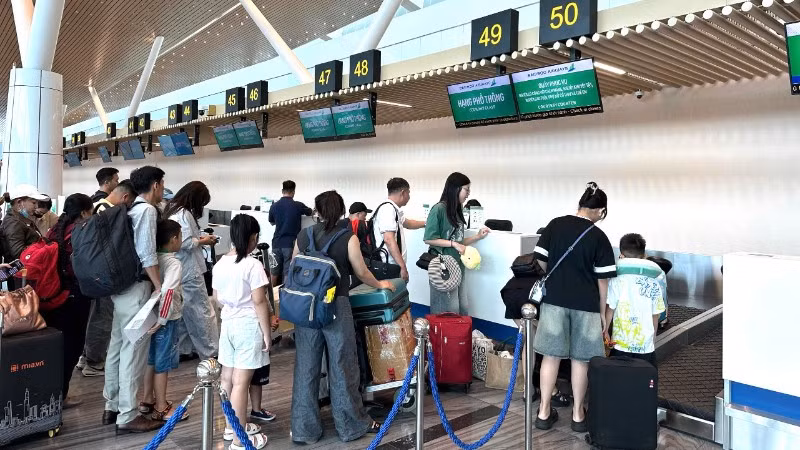 Hành khách làm thủ tục bay ở nhà ga T3 sân bay Tân Sơn Nhất. (Ảnh: VÕ LÊ)