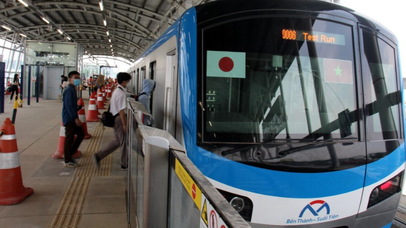 Hành khách lên ga Thảo Điền đi tuyến Metro số 1 Bến Thành-Suối Tiên. (Ảnh: QUÝ HIỀN)