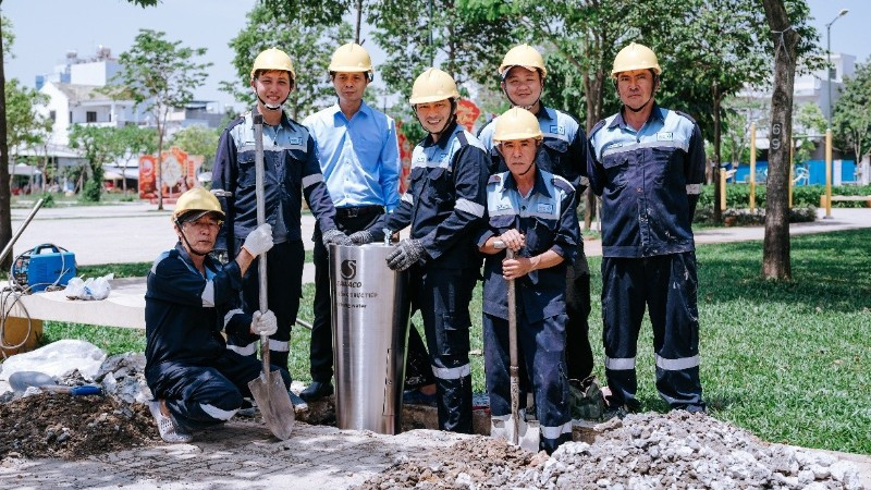 Công ty cổ phần Cấp nước Thủ Đức lắp đặt trụ nước uống tại vòi tại Công viên Phú Hữu, phường Long Trường. (Ảnh: QUÝ HIỀN)