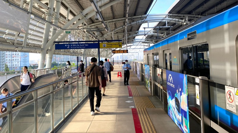 Hành khách lựa chọn đi Metro số 1 rất đông vào các khung giờ cao điểm. (Ảnh: QUÝ HIỀN)