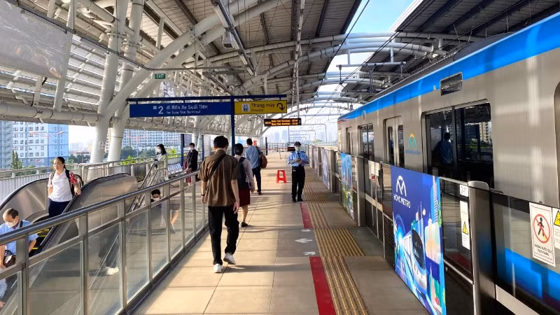 Hành khách lựa chọn đi Metro số 1 rất đông vào các khung giờ cao điểm. (Ảnh: QUÝ HIỀN)