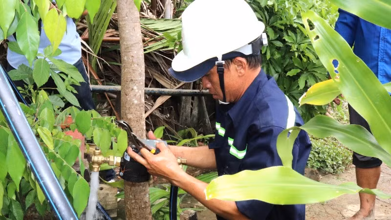Nhân viên Xí nghiệp Cấp nước Cần Giờ gắn đồng hồ nước tại cù lao Mỹ Khánh để bảo đảm duy trì cung cấp nước sạch liên tục cho người dân. (Ảnh: QUÝ HIỀN)