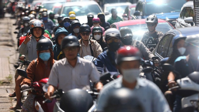 Dòng xe máy lưu thông khó khăn qua các tuyến đường là trục giao thông chính trên địa bàn Thành phố Hồ Chí Minh (Ảnh: THẾ ANH)