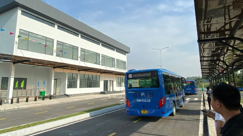 Bến xe buýt Lê Minh Xuân xây dựng mới, đưa vào khai thác có thể triển khai lắp đặt trụ sạc điện phục vụ cho xe buýt điện vận hành (Ảnh: QUÝ HIỀN)