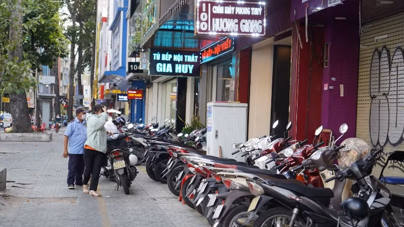 Kẻ vạch quản lý vỉa hè khu vực phường Hòa Hưng.(Ảnh: THẾ ANH)