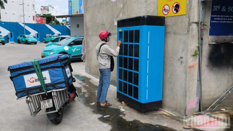 Một trạm đổi pin phục vụ xe máy điện. (Ảnh: VÕ LÊ)