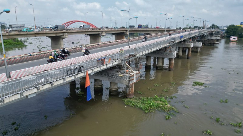 Thi công nâng tĩnh không cầu Bình Triệu, sớm thông xe, giảm ùn tắc cho cửa ngõ phía đông của Thành phố Hồ Chí Minh trong tháng 11 tới. (Ảnh: THẾ ANH)