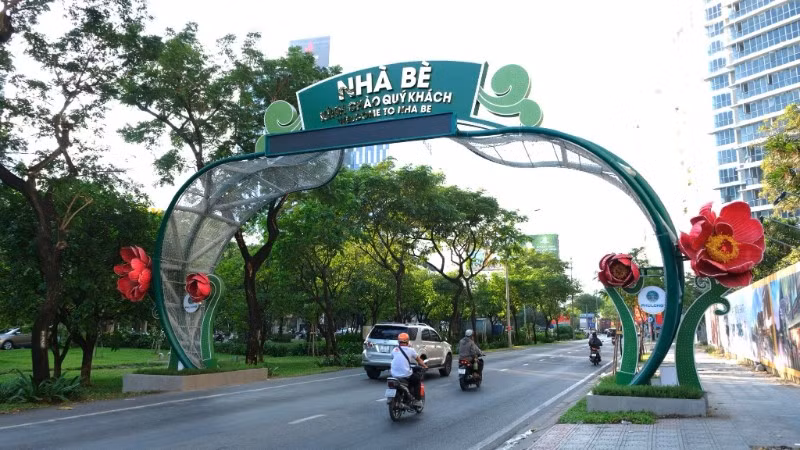 “Cổng chào xã Nhà Bè” lắp đặt trên tuyến đường Nguyễn Hữu Thọ. (Ảnh: THẾ ANH)