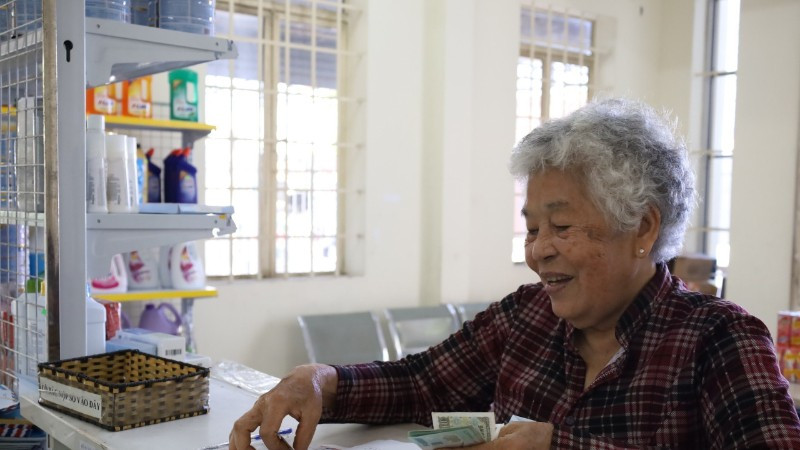 Chi trả chế độ trợ cấp cho người cao tuổi. (Ảnh: QUÝ HIỀN)