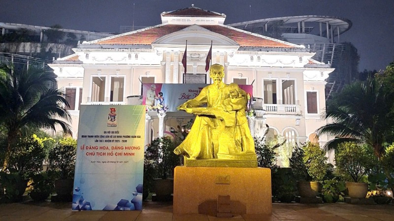 Nhà Thiếu nhi, đã hình thành hệ thống chiếu sáng mỹ thuật với điểm nhấn là Nhà Truyền thống Đội Thiếu niên Tiền phong Hồ Chí Minh tọa lạc trong khuôn viên tượng Bác Hồ với thiếu nhi. (Ảnh: QUÝ HIỀN)