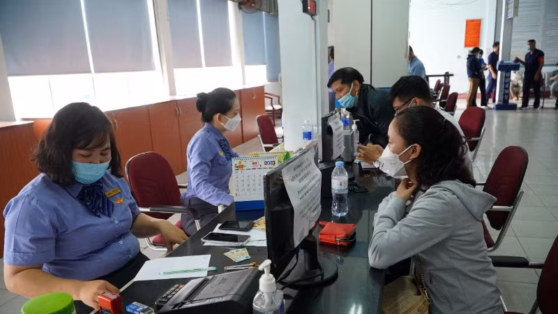 Hành khách mua vé tàu tại ga Sài Gòn. (Ảnh: QUÝ HIỀN)