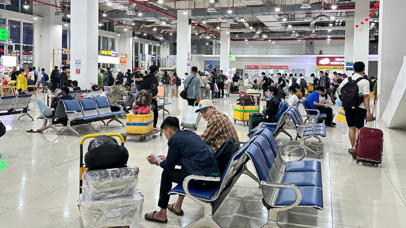 Hành khách bắt đầu đổ về Bến xe Miền Đông mới mua vé về quê đón Tết. (Ảnh: QUÝ HIỀN)