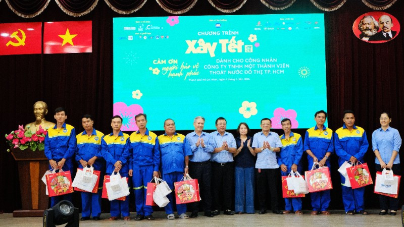 Công nhân Công ty Trách nhiệm hữu hạn Một thành viên Thoát nước đô thị Thành phố Hồ Chí Minh nhận quà, thăm hỏi tại Chương trình "Xây Tết 2026" sáng 5/1. (Ảnh: THẾ ANH)