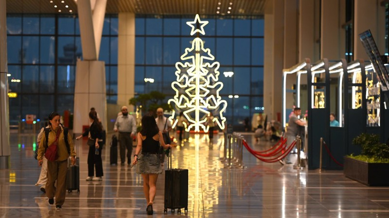 Điểm nhấn của nhà ga T3 Tân Sơn Nhất được trang trí mùa lễ hội là tháp máy được ghép từ 7 chiếc máy bay, trên đỉnh là ngôi sao tỏa sáng. (Ảnh: VÕ LÊ)