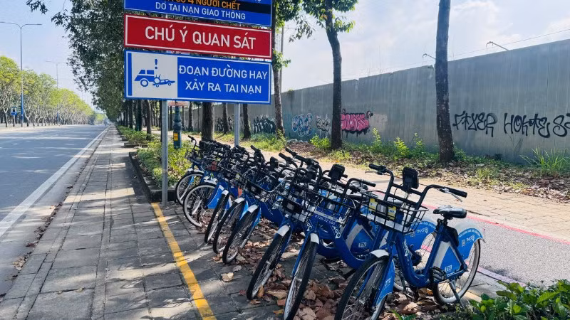 Bố trí xe đạp công cộng cho người dân sử dụng ở khu vực đường dành riêng cho xe đạp trên đại lộ Mai Chí Thọ. (Ảnh: VÕ LÊ)
