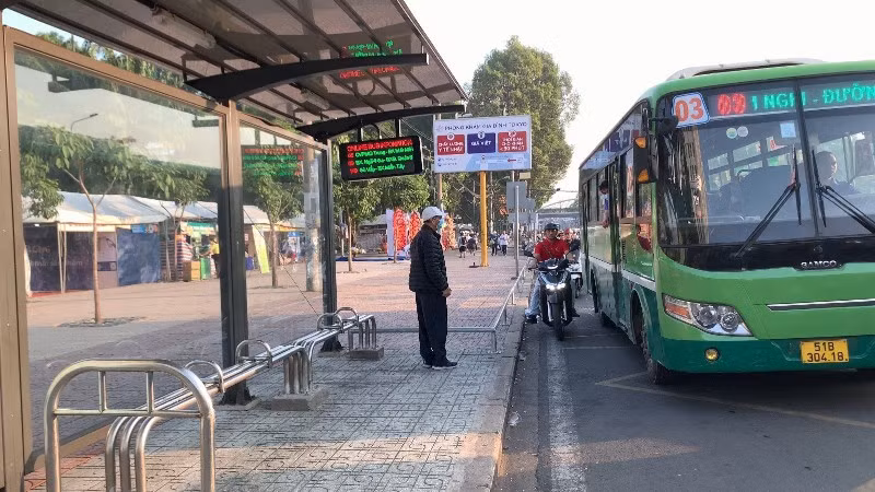 Hành khách đi xe buýt dịp Quốc khánh 2/9 được tặng cờ Tổ quốc và miễn vé (Ảnh: QUÝ HIỀN)