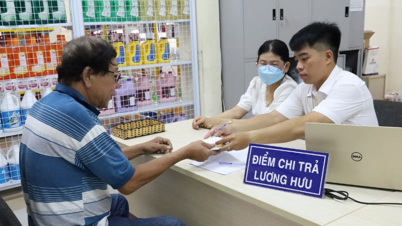 Chi trả lương hưu tại Thành phố Hồ Chí Minh. (Ảnh: QUÝ HIỀN)