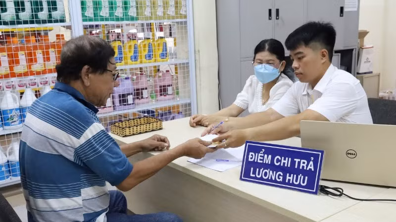 Chi trả lương hưu tại Thành phố Hồ Chí Minh. (Ảnh: QUÝ HIỀN)