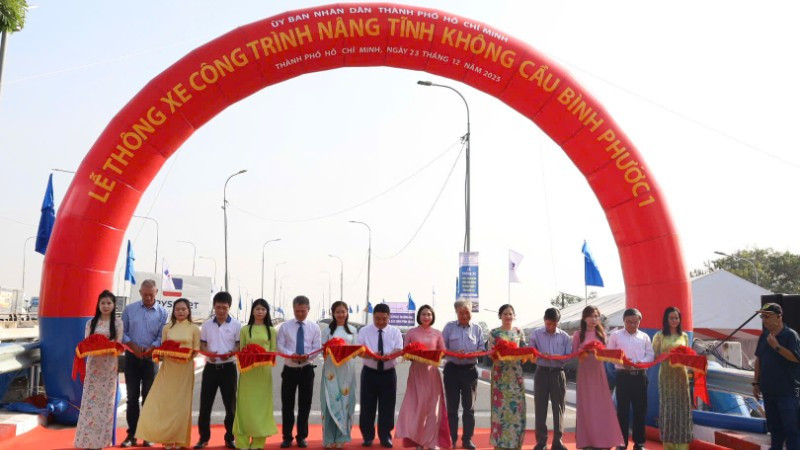 Sở Xây dựng Thành phố Hồ Chí Minh tổ chức thông xe Công trình nâng tĩnh không cầu Bình Phước 1 trên quốc lộ 1. (Ảnh: VÕ LÊ)