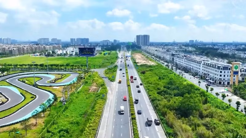 Đầu tư hạ tầng giao thông để góp phần phát triển kinh tế-xã hội trên địa bàn phường Bình Trưng. (Ảnh: HƯƠNG MỸ)