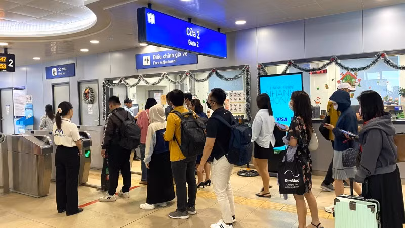 Hành khách mua vé và qua hệ thống kiểm soát đi Metro số 1 Bến Thành-Suối Tiên (ảnh: VÕ LÊ)