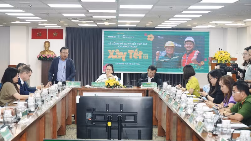 Báo Nhân Dân, Trung tâm Báo chí Thành phố Hồ Chí Minh và Công ty cổ phần xây dựng Coteccons họp báo thông tin lễ ký kết biên bản ghi nhớ, chung tay mở rộng quy mô chương trình “Xây Tết 2026” trên địa bàn Thành phố Hồ Chí Minh. (Ảnh: THẾ ANH)