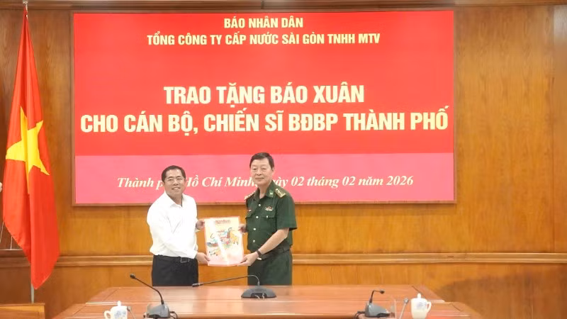 Lãnh đạo Tổng Công ty Cấp nước Sài Gòn trách nhiệm hữu hạn Một thành viên trao tặng Báo Xuân Nhân Dân Bính Ngọ 2026 cho cán bộ, chiến sĩ Bộ đội Biên phòng Thành phố Hồ Chí Minh. (Ảnh: NHẬT THÀNH)