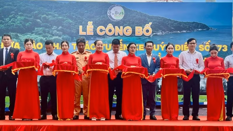 Tuyến xe buýt điện 173 (Trung tâm Côn Đảo-Cỏ Ống) chính thức vận hành ở đặc khu Côn Đảo từ ngày 25/12, giúp bảo vệ Côn Đảo "xanh", giảm phát thải. (Ảnh: VÕ LÊ)