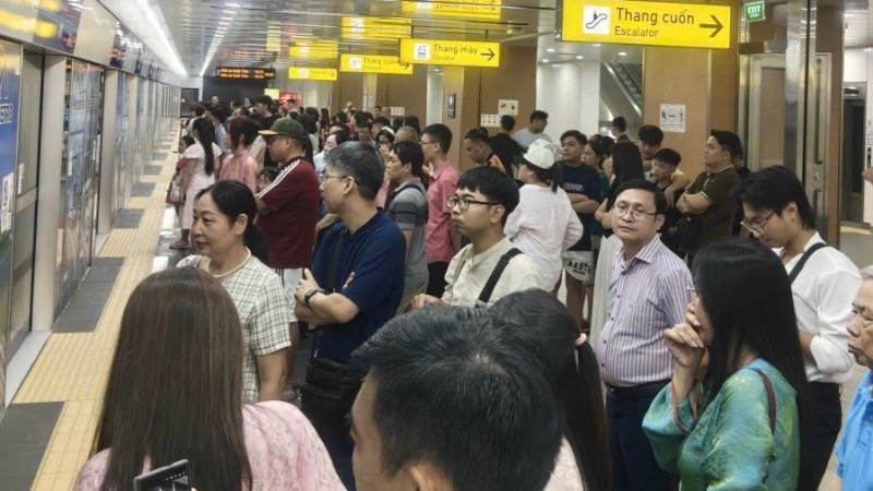 Hành khách lựa chọn đi Metro số 1 dịp Tết Nguyên đán Bính Ngọ (ảnh: QUÝ HIỀN)