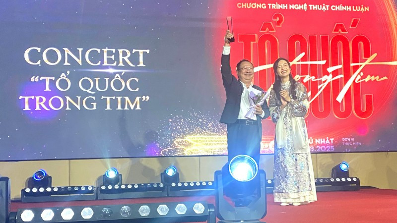 Tạp chí Đẹp đã vinh danh và trao giải cho concert "Tổ quốc trong tim" do Báo Nhân Dân phối hợp Ủy ban nhân dân thành phố Hà Nội tổ chức. (Ảnh: QUÝ HIỀN)