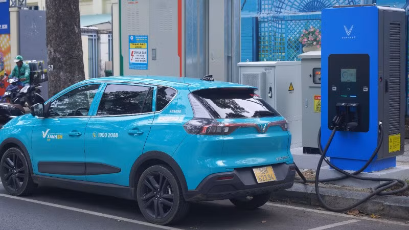 Một trạm sạc điện cho xe ô-tô ở Trung tâm thành phố. (Ảnh: THẾ ANH)