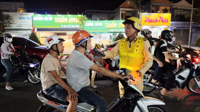 Lực lượng cảnh sát giao thông kiểm tra nồng độ cồn người điều khiển phương tiện giao thông. (Ảnh: QUANG QUÝ)