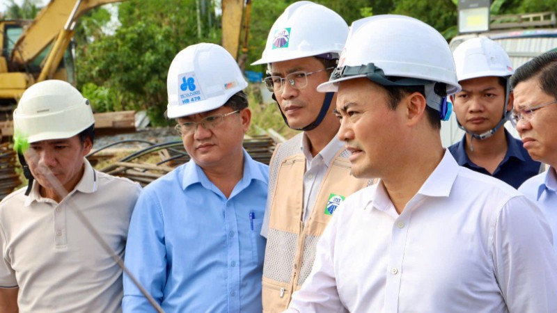 Phó Chủ tịch Ủy ban nhân dân Thành phố Hồ Chí Minh Bùi Xuân Cường dẫn đầu đoàn công tác kiểm tra công trường thi công thuộc Dự án Vành đai 3 đoạn phía tây. (Ảnh: VÕ LÊ)