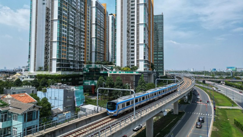 Tuyến Metro số 1 Bến Thành-Suối Tiên hiện khai thác vận hành cao hơn công suất. (Ảnh: THẾ ANH)