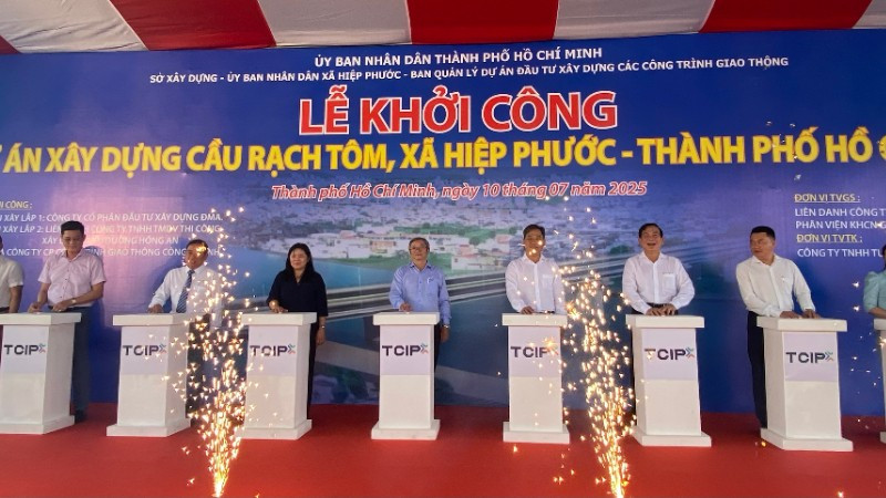 Chủ đầu tư và chính quyền địa phương bấm nút khởi công công trình cầu Rạch Tôm. (Ảnh: QUÝ HIỀN)