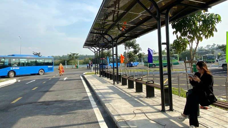 Bến xe buýt Lê Minh Xuân tại xã Bình Lợi (huyện Bình Chánh cũ) rộng 14.000m2, trang bị tiện nghi đầy đủ phục vụ hành khách đi xe buýt (Ảnh: QUÝ HIỀN)