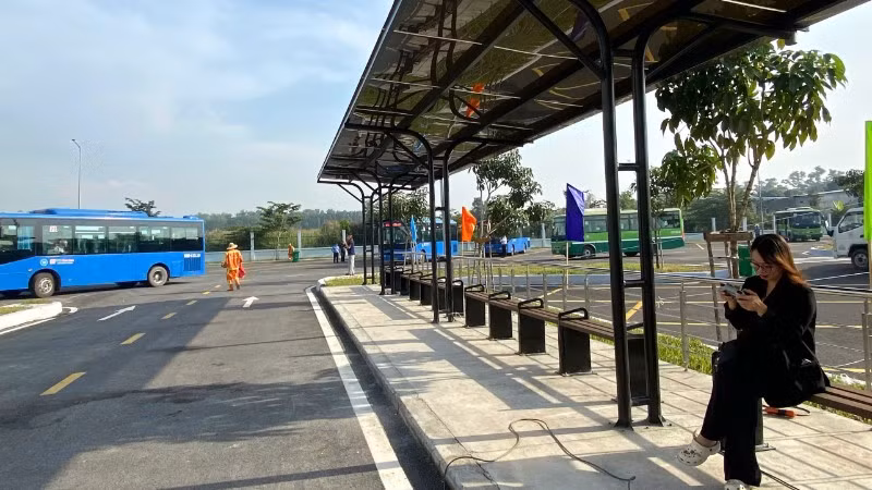 Bến xe buýt Lê Minh Xuân tại xã Bình Lợi (huyện Bình Chánh cũ) rộng 14.000m2, trang bị tiện nghi đầy đủ phục vụ hành khách đi xe buýt (Ảnh: QUÝ HIỀN)
