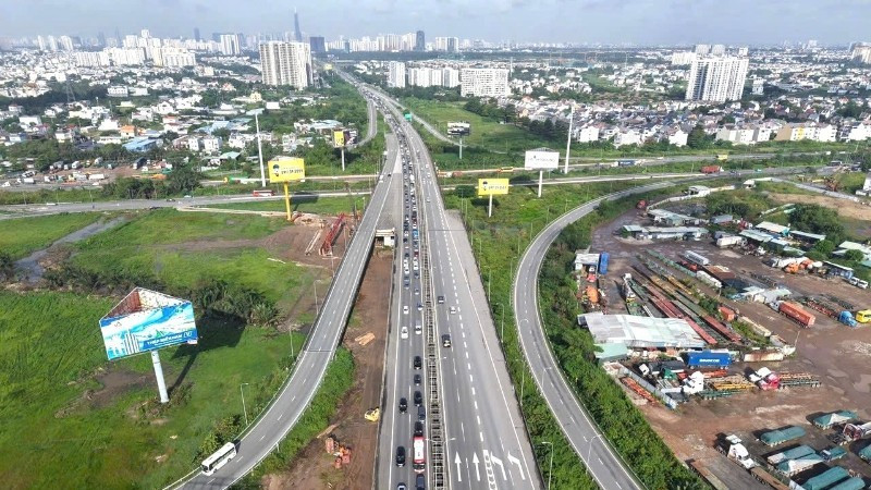 Cao tốc Thành phố Hồ Chí Minh-Long Thành-Dầu Giây thường xuyên kẹt xe vào những dịp cao điểm nên cần "mở lối" giao thông bằng hệ thống đường sắt đô thị kết nối Thành phố Hồ Chí Minh đi sân bay Long Thành. (Ảnh: QUÝ HIỀN)